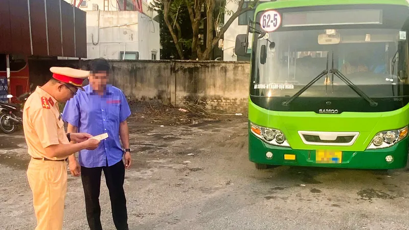 Phạt tài xế lái xe buýt leo lên vỉa hè 