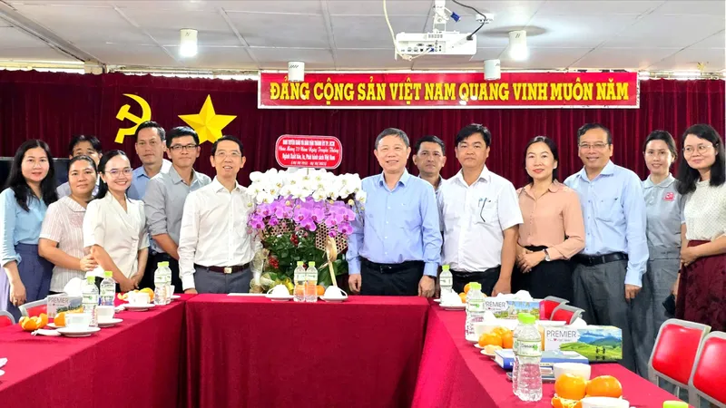 Trưởng Ban Tuyên giáo và Dân vận Thành ủy TPHCM Dương Anh Đức thăm 2 NXB của TPHCM