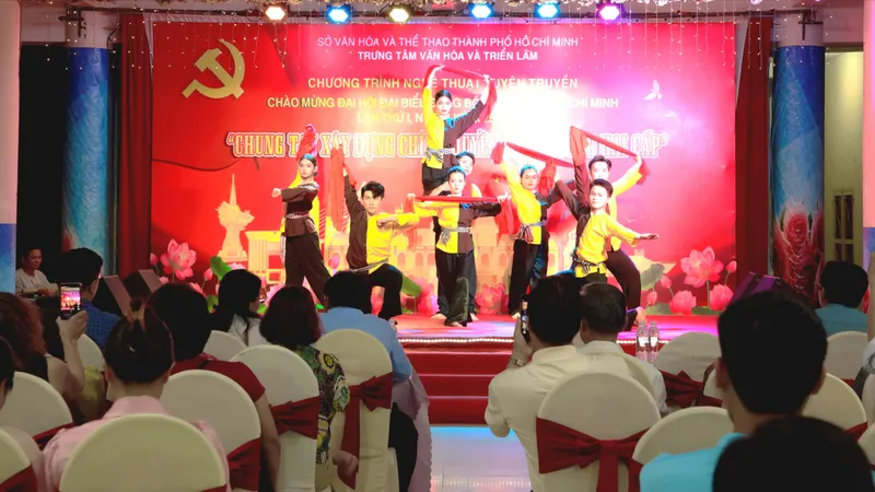 Chương trình văn nghệ tuyên truyền "Chung tay xây dựng chính quyền địa phương hai cấp" biểu diễn tại Trung tâm Cung ứng Dịch vụ Văn hóa và Thể thao phường Tân Thuận. Ảnh: BẢO LÂM