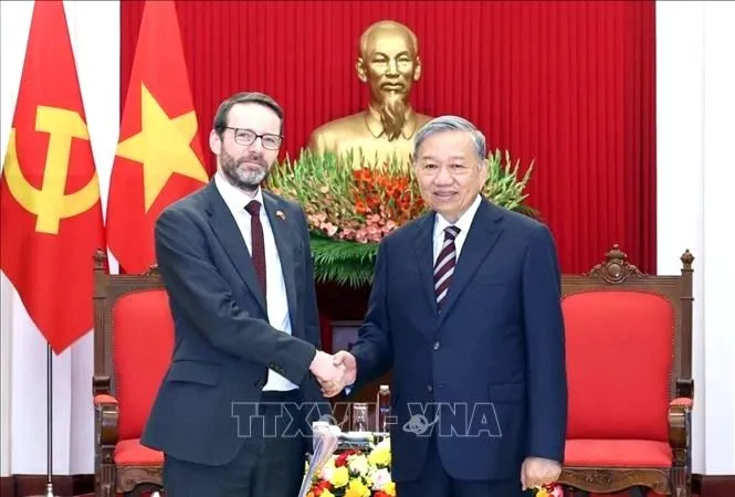 Tổng Bí thư Tô Lâm tiếp Đại sứ Anh tại Việt Nam Iain Frew. Ảnh: TTXVN