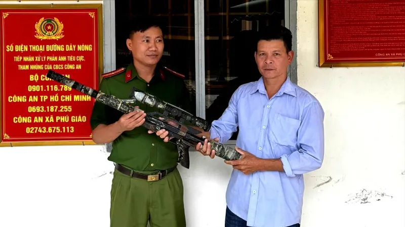 Công an xã Phú Giáo (TPHCM) tặng gạo cho người giao nộp súng săn 