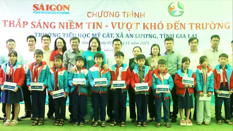Báo SGGP tặng học bổng, công trình và áo ấm cho học sinh miền biển Gia Lai