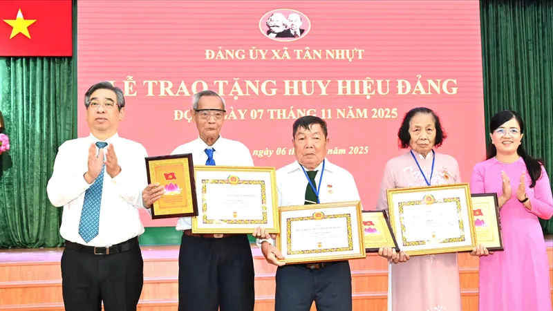 Nhiều thế hệ đảng viên đóng góp âm thầm, to lớn cho sự phát triển của địa phương