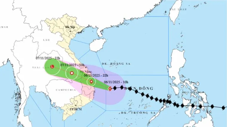 Bão số 13 tăng lên cấp 15, giật trên cấp 17