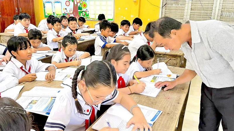 Thầy và trò Trường Tiểu học Thường Thới Tiền 1 (xã biên giới Thường Phước, Đồng Tháp) trong một giờ trên lớp. Ảnh: NGỌC PHÚC