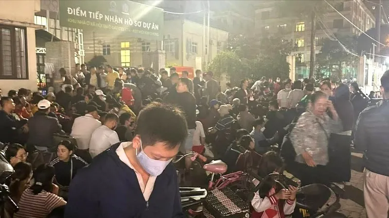 Hà Nội: Người dân chờ suốt đêm để nộp hồ sơ mua nhà ở xã hội