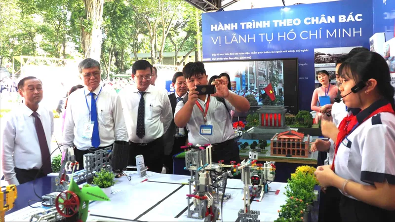 Dấu ấn và khát vọng qua triển lãm 50 năm giáo dục TPHCM