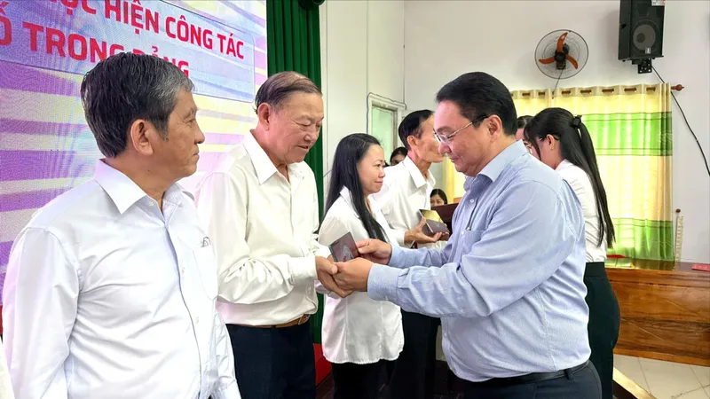 Phường đầu tiên ở TPHCM trang bị máy tính bảng có trợ lý ảo cho chi bộ