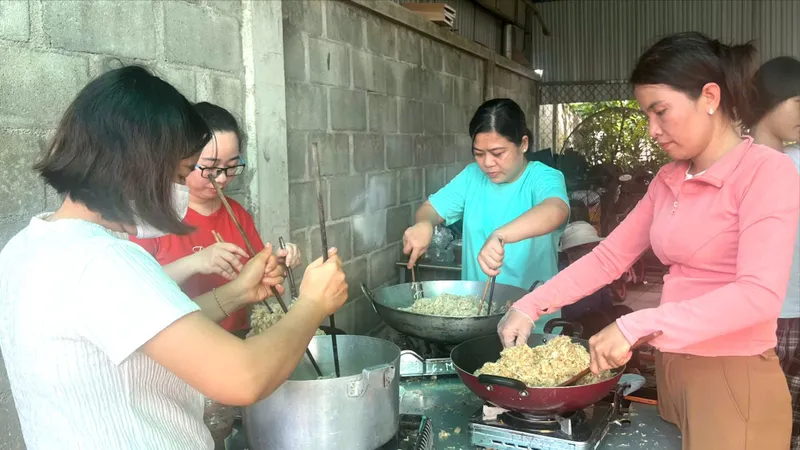 Người dân TPHCM gói bánh, rang chà bông gửi cho người dân vùng lũ