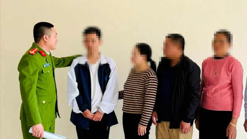 Công an bàn giao nạn nhân cho người thân