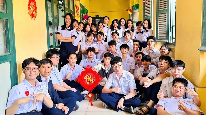 Học sinh lớp 11CA2, Trường THPT chuyên Trần Đại Nghĩa trang trí hành lang lớp học đón xuân