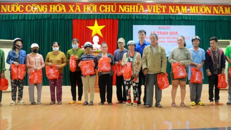 Báo SGGP trao 750 suất quà hỗ trợ người dân vùng lũ
