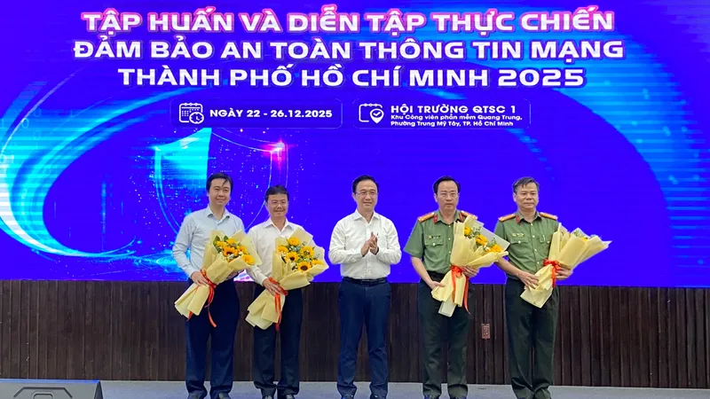 Đồng chí Đặng Minh Thông, Phó Bí thư Thành ủy TPHCM tặng hoa các đơn vị tổ chức