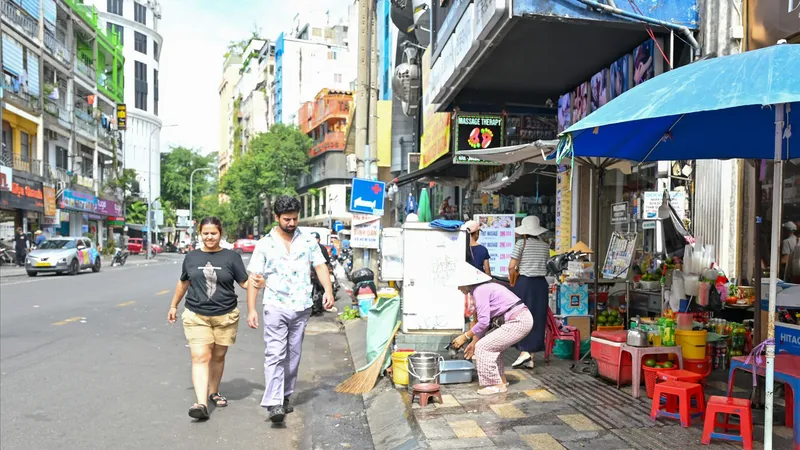 Phải trả lại vỉa hè cho người đi bộ