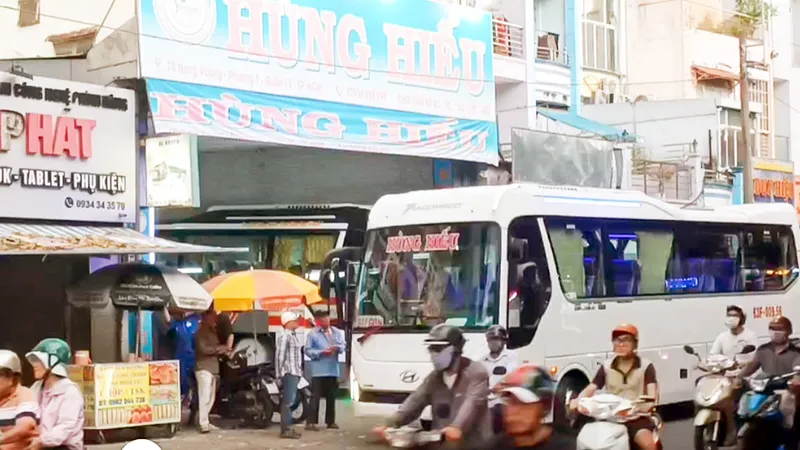 Xe khách chạy trái phép giữa lòng đô thị: Chẳng lẽ bó tay?