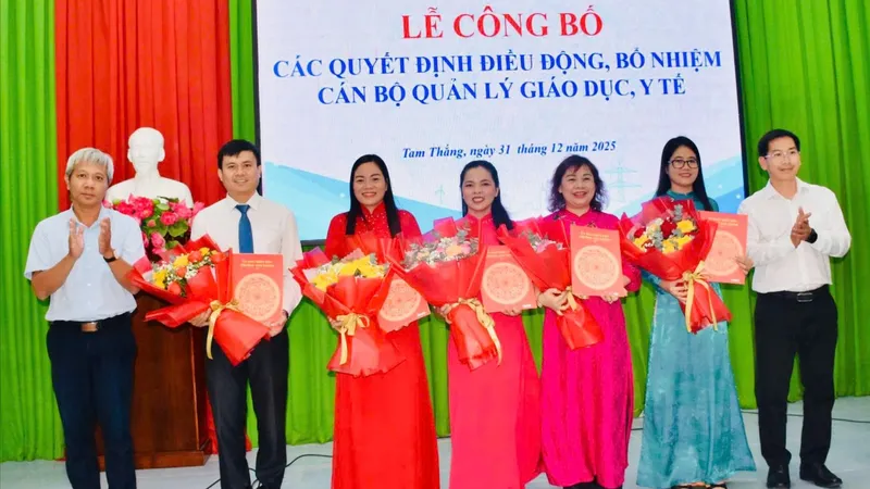 UBND phường Tam Thắng trao các quyết định điều động, bổ nhiệm cán bộ quản lý giáo dục