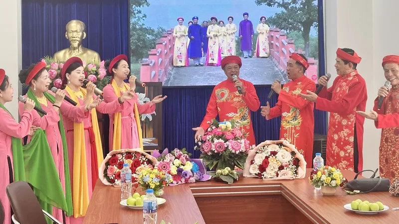 Thành viên CLB Dân ca Ví giặm Lam Hồng biểu diễn tại một chương trình 