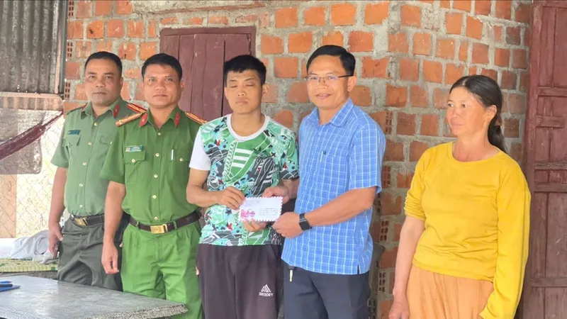 Gia Lai: Trao tiền hỗ trợ đợt 2 cho anh Hồ Thanh Sĩ