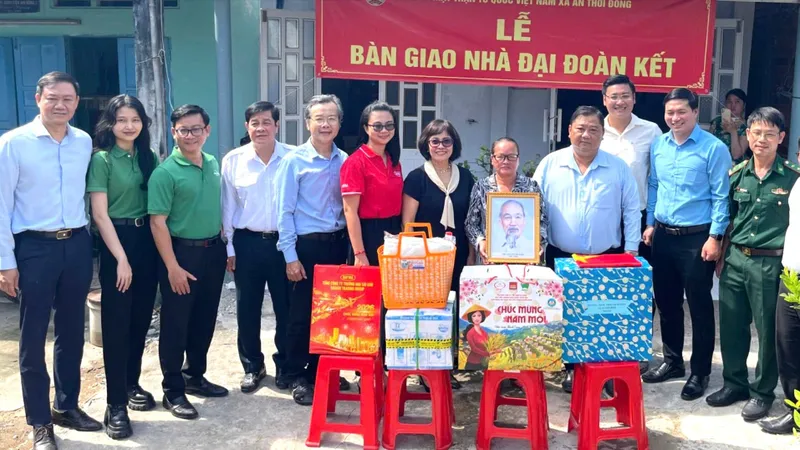 Trao tặng công trình chiếu sáng và 2 căn nhà đại đoàn kết đến người dân