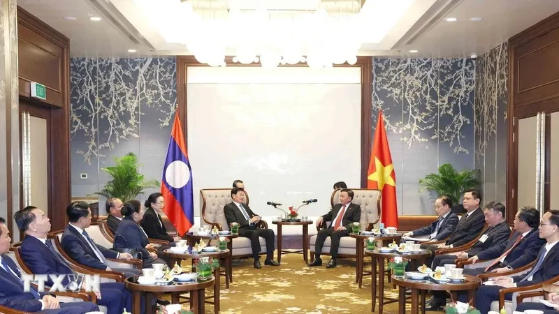 Thường trực Ban Bí thư Trần Cẩm Tú tiễn Tổng Bí thư, Chủ tịch nước Lào và Phu nhân kết thúc tốt đẹp chuyến thăm cấp Nhà nước đến Việt Nam. Ảnh: TTXVN
