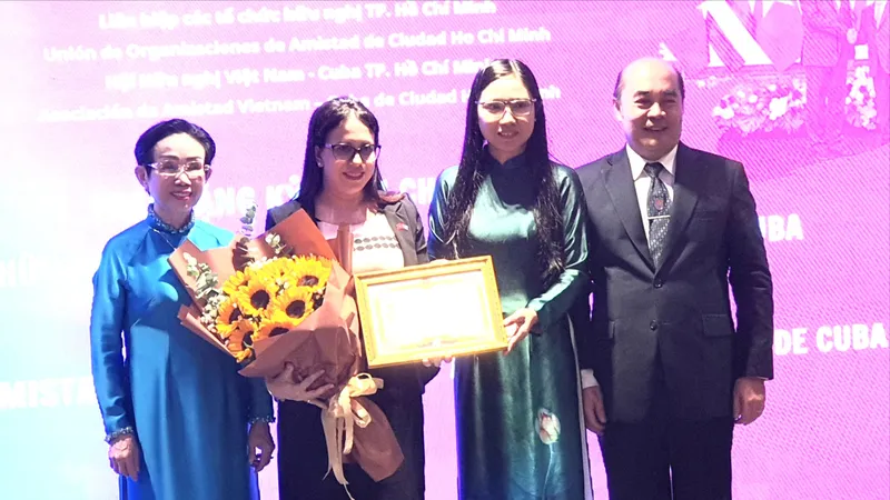 Họp mặt kỷ niệm lần thứ 67 Quốc khánh Cuba