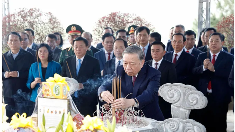 Tổng Bí thư Tô Lâm và Đoàn công tác Trung ương dâng hoa, dâng hương tưởng niệm Tổng Bí thư Trần Phú tại Hà Tĩnh. Ảnh: THỐNG NHẤT/TTXVN)