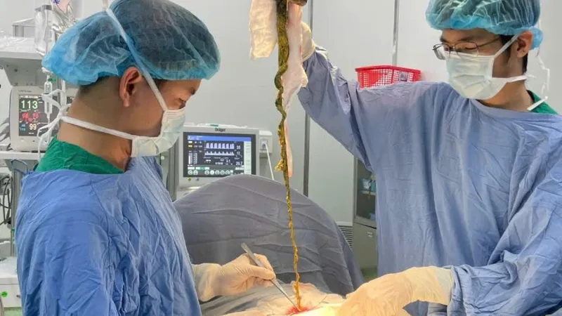 Lấy búi tóc ra khỏi cơ thể cháu bé