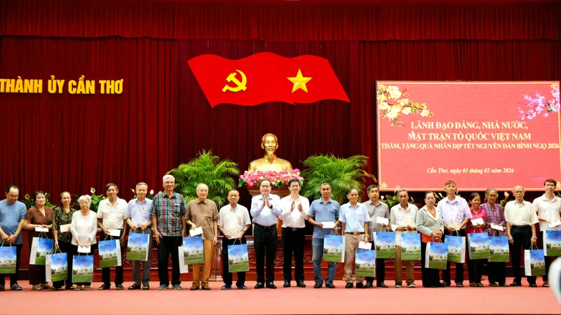 Chủ tịch Quốc hội Trần Thanh Mẫn gặp mặt lãnh đạo, nguyên lãnh đạo TP Cần Thơ