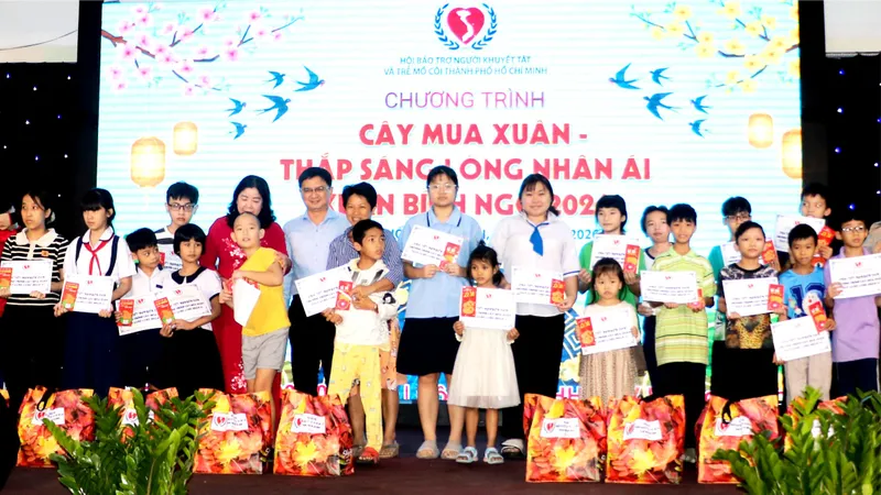 Chăm lo tết cho hơn 2.000 người khuyết tật, trẻ mồ côi