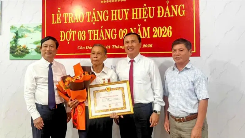 Chủ tịch HĐND TPHCM trao Huy hiệu 60 năm tuổi Đảng đến đồng chí Nguyễn Văn Quyền 