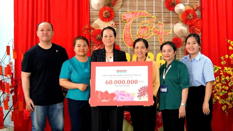 Chăm lo tết cho người già neo đơn và trẻ khuyết tật