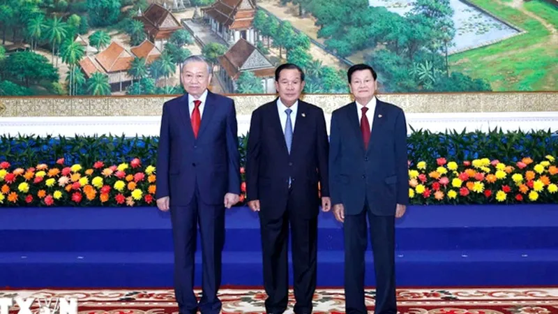 Tổng Bí thư Tô Lâm; Chủ tịch Đảng Nhân dân Campuchia Samdech Techo Hun Sen; Tổng Bí thư, Chủ tịch nước Lào Thongloun Sisoulith tại Cuộc gặp. Ảnh: THỐNG NHẤT/TTXVN