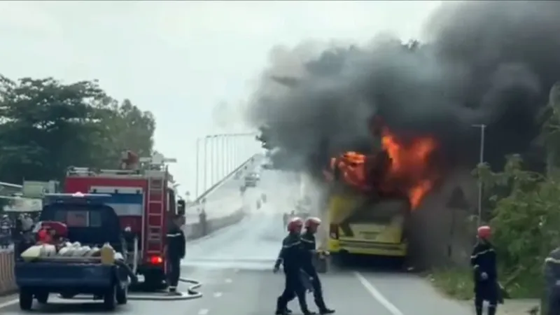 Xe bốc cháy dữ dội. Ảnh cắt từ clip