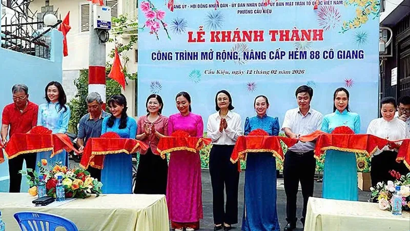 Lãnh đạo phường Cầu Kiệu thực hiện nghi thức cắt băng khánh thành hẻm 88 Cô Giang