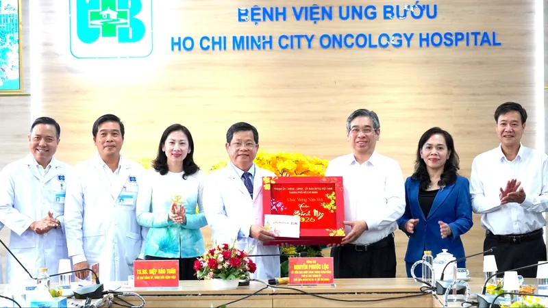 Lãnh đạo TPHCM thăm, chúc tết bệnh viện, tặng quà bệnh nhi