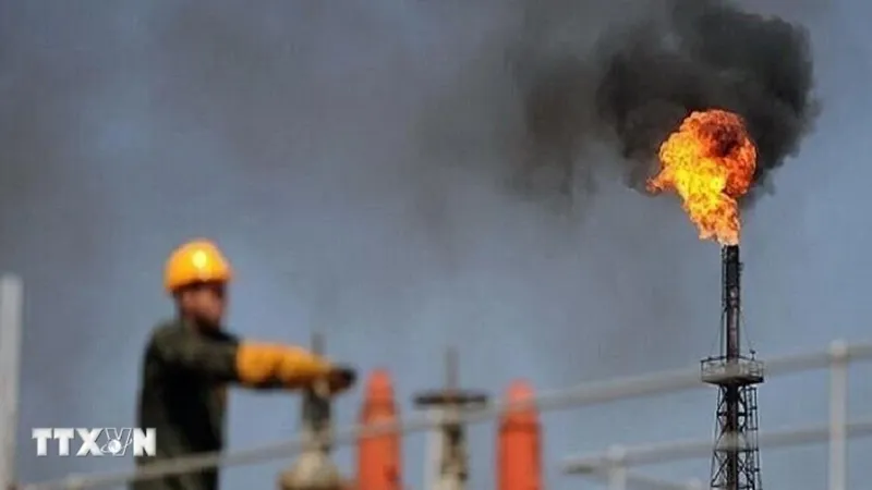 Một nhà máy lọc dầu ngoài khơi Iran. Ảnh: IRNA/TTXVN