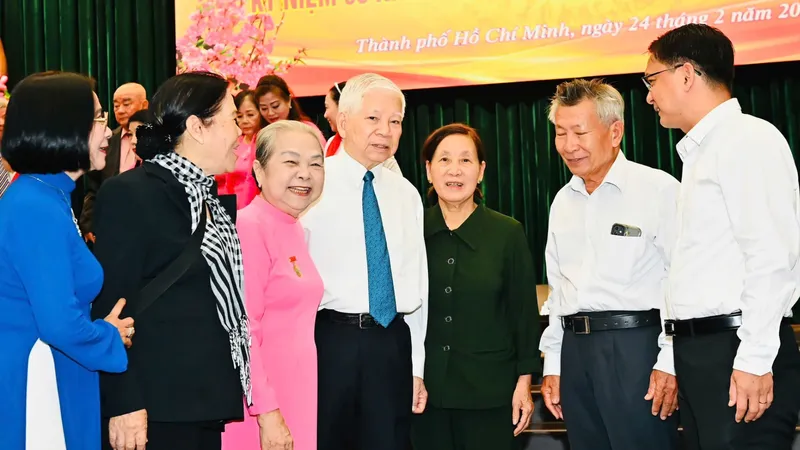 Nguyên Chủ tịch nước Nguyễn Minh Triết cùng các cựu tù tại buổi họp mặt. Ảnh: VIỆT DŨNG