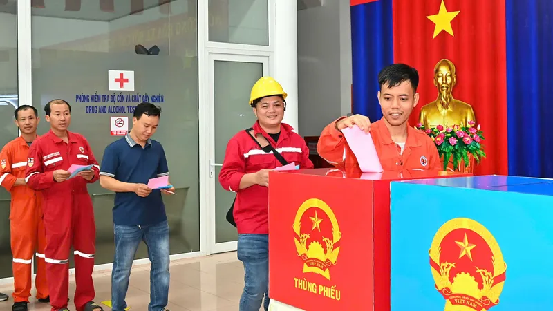 Người lao động gửi niềm tin vào lá phiếu