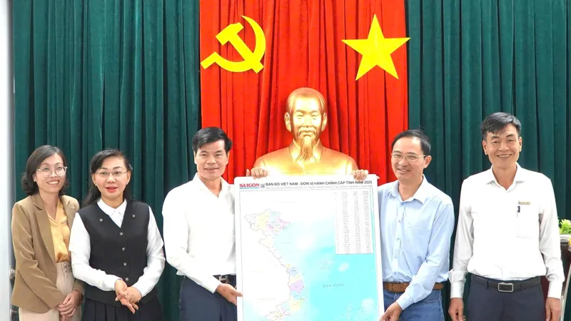 Báo Sài Gòn Giải phóng trao tặng bản đồ đến tỉnh Đồng Nai