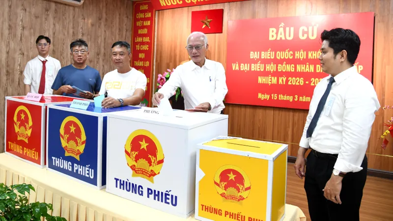 Cử tri TPHCM bỏ phiếu bầu cử sáng 15-3. Ảnh: K.T