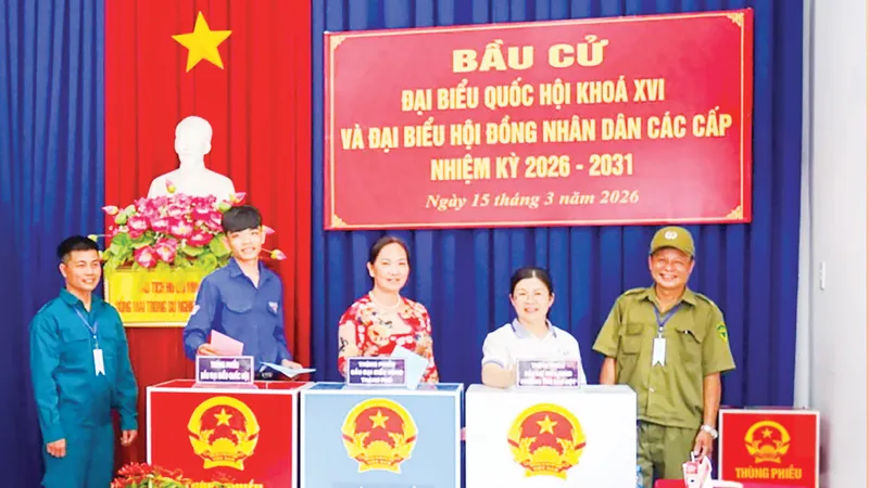 Cử tri phường Thủ Dầu Một (TPHCM) bỏ phiếu bầu cử. Ảnh: DUY TRẦN