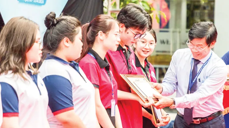PGS-TS Nguyễn Xuân Hoàn, Hiệu trưởng Trường ĐH Công thương TPHCM trao học bổng cho sinh viên vượt khó học giỏi. Ảnh: THANH HÙNG