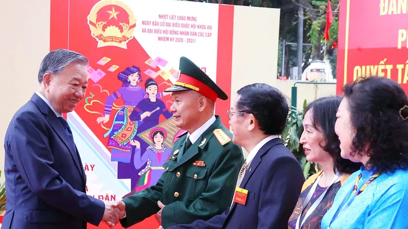 Tổng Bí thư Tô Lâm với cử tri tại Khu vực bỏ phiếu số 02 phường Ba Đình, thành phố Hà Nội. Ảnh: TTXVN