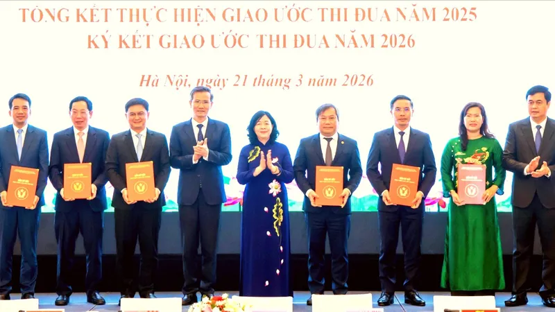 Chủ tịch Ủy ban Trung ương MTTQ Việt Nam Bùi Thị Minh Hoài (giữa) chúc mừng đại diện các thành phố tại lễ ký kết giao ước thi đua 2026 
