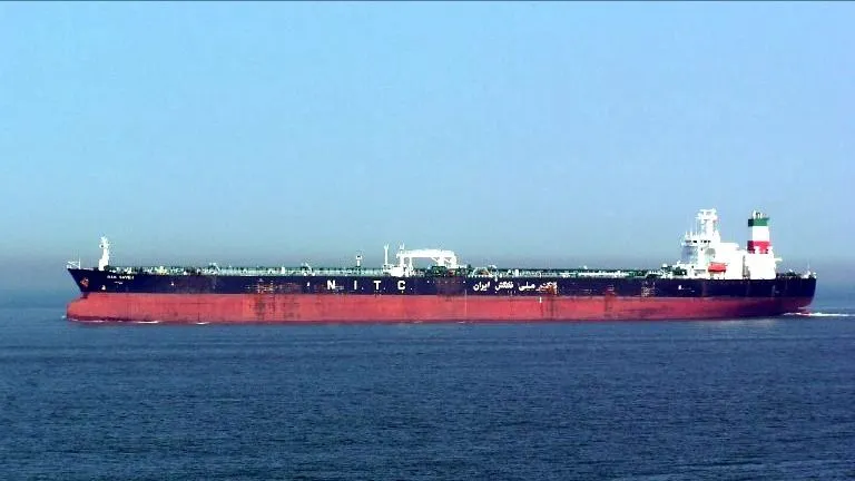 Mỹ tạm thời nới lỏng trừng phạt đối với dầu mỏ Iran