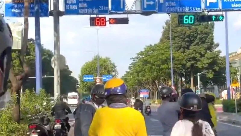 TPHCM: Hai người ẩu đả giữa giao lộ, nhiều xe máy bị xô ngã