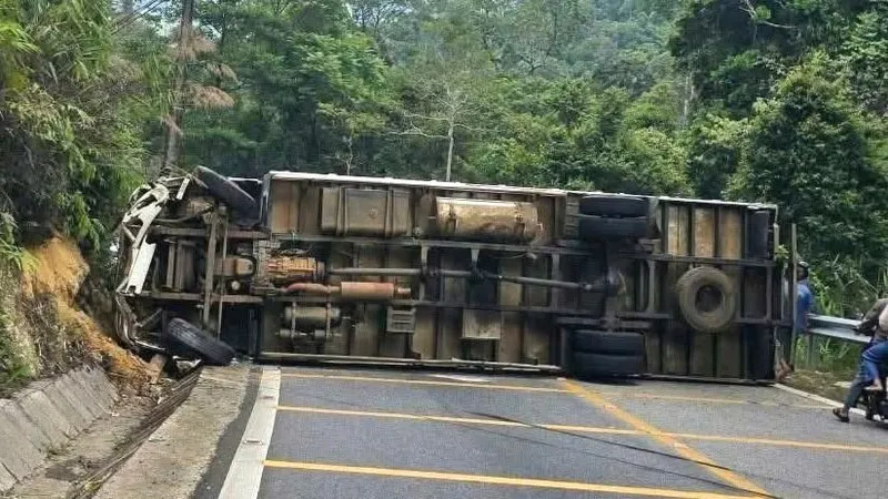 Lâm Đồng: Xe tải lật chắn ngang đường, đèo B40 tê liệt 
