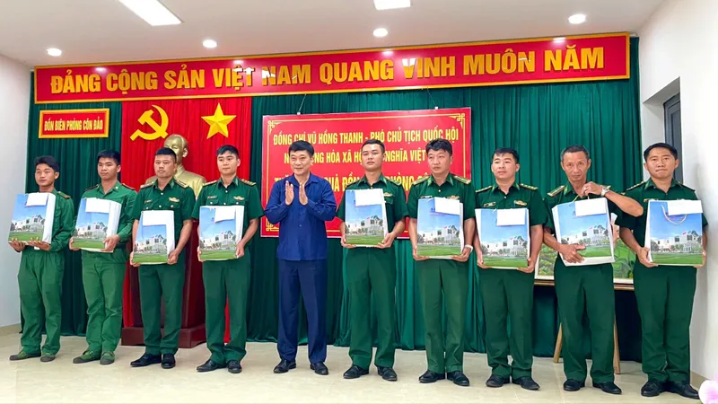 Phó Chủ tịch Quốc hội Vũ Hồng Thanh thăm, tặng quà Đồn biên phòng Côn Đảo