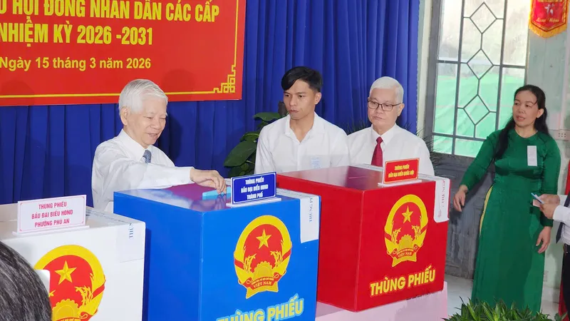 Nguyên Chủ tịch nước Nguyễn Minh Triết bỏ phiếu bầu tại khu vực bỏ phiếu số 26, khu phố Phú Thuận (phường Phú An, TPHCM), ngày 15-3