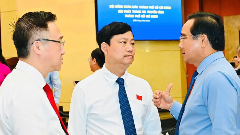 Chủ tịch UBND TPHCM Nguyễn Văn Được trao đổi cùng Chủ tịch HĐND TPHCM Võ Văn Minh và Phó Bí thư Thành ủy TPHCM Đặng Minh Thông tại kỳ họp HĐND TPHCM thường lệ cuối năm 2025. Ảnh: VIỆT DŨNG